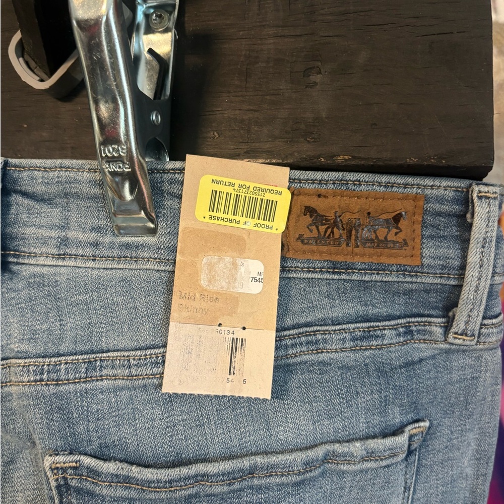 Levi's Classic Blue Straight Leg Women's mid rise skinny Mom Jeans - Picture 13 of 16